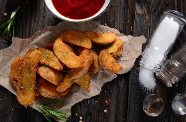 lezzetli patates dilimleri ile otlar, görünümü kapatın