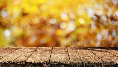 Bulanık natrural arka plan ile boş ahşap masa