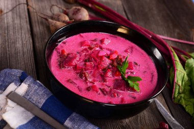 Lezzetli ev yapımı pancar kremalı çorba