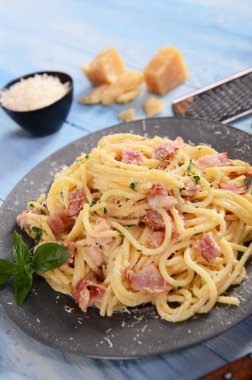 Lezzetli Carbonara makarnası masada.