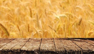 Bulanık natrural arka plan ile boş ahşap masa