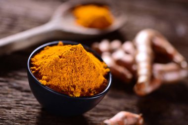 Eski ahşap masa üzerinde zerdeçal baharat