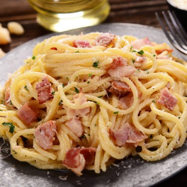 Lezzetli Carbonara makarnası masada.
