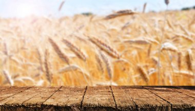Bulanık natrural arka plan ile boş ahşap masa