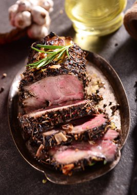 lezzetli fırında domuz jambon otlar ile