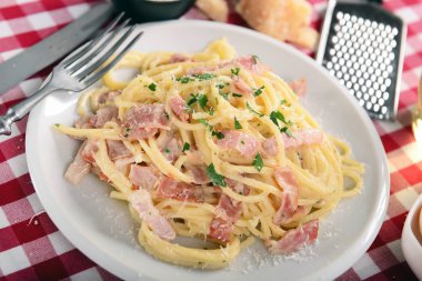 Lezzetli Carbonara makarnası masada.