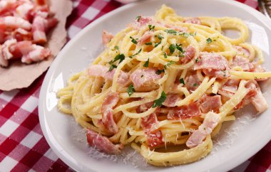 Lezzetli Carbonara makarnası masada.