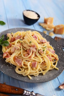 Lezzetli Carbonara makarnası masada.