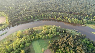 Bahar - Polonya doğal Nehri'nin havadan görünümü