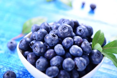 Taze olgun yaban mersini kase aldı