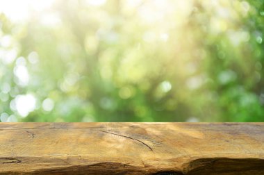 Doğal arka plan bulanık ile boş ahşap masa