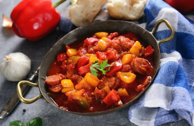 Lezzetli geleneksel Macar yemek letcho