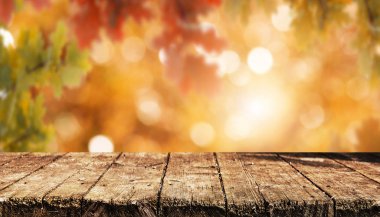 Doğal arka plan bulanık ile boş ahşap masa