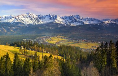 Gün batımında Lehçe dağlar Tatry
