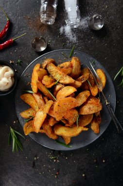 lezzetli patates dilimleri ile otlar, görünümü kapatın