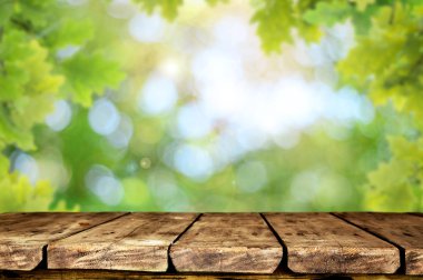 Doğal arka plan bulanık ile boş ahşap masa