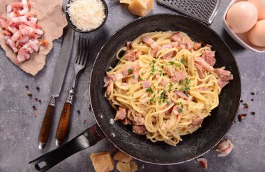 Tavada lezzetli carbonara makarna