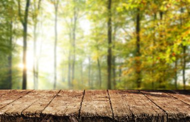 Doğal arka plan bulanık ile boş ahşap masa