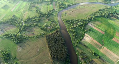 Bahar güzel doğal Nehri'nin havadan görünümü