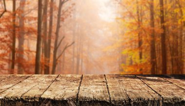 Doğal arka plan bulanık ile boş ahşap masa