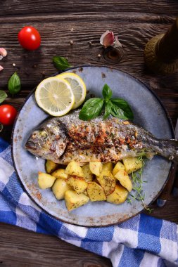 lezzetli kızarmış çipura balık patates ile