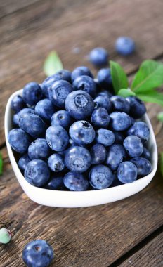 Taze olgun yaban mersini kase aldı