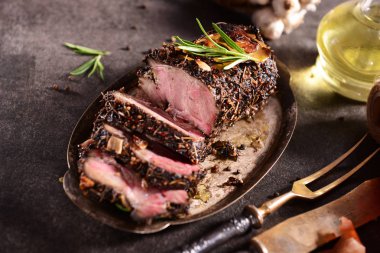 lezzetli fırında domuz jambon otlar ile