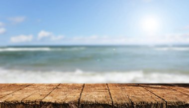 Bulanık natrural arka plan ile boş ahşap masa