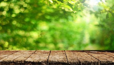 Doğal arka plan bulanık ile boş ahşap masa