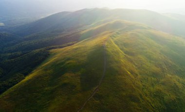 Güzel bahar Hills havadan görünümü