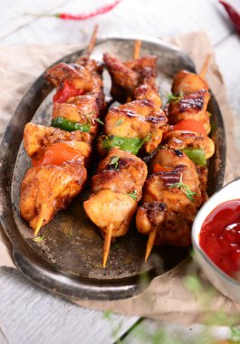 şiş ile lezzetli et ve sebze masada