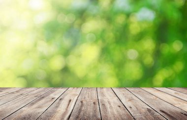 Doğal arka plan bulanık ile boş ahşap masa