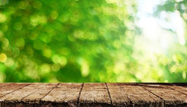 Doğal arka plan bulanık ile boş ahşap masa