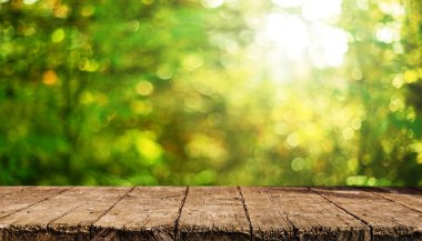 Doğal arka plan bulanık ile boş ahşap masa