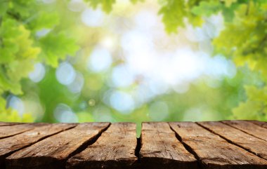 Doğal arka plan bulanık ile boş ahşap masa