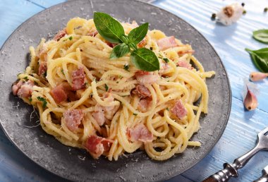 Lezzetli Carbonara makarnası masada.