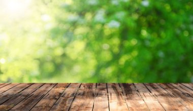 Doğal arka plan bulanık ile boş ahşap masa