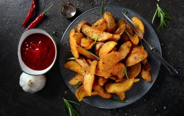 lezzetli patates dilimleri ile otlar, görünümü kapatın