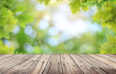 Doğal arka plan bulanık ile boş ahşap masa