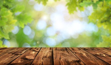 Doğal arka plan bulanık ile boş ahşap masa
