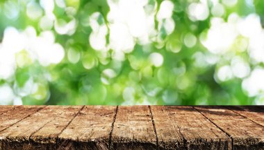 Doğal arka plan bulanık ile boş ahşap masa