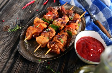 şiş ile lezzetli et ve sebze masada