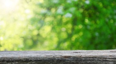 Doğal arka plan bulanık ile boş ahşap masa