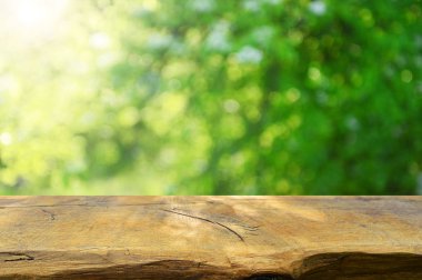 Doğal arka plan bulanık ile boş ahşap masa