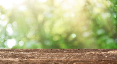 Doğal arka plan bulanık ile boş ahşap masa