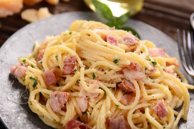 Lezzetli Carbonara makarnası masada.