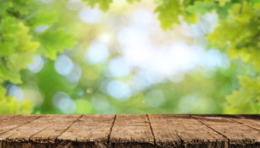 Doğal arka plan bulanık ile boş ahşap masa