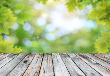 Doğal arka plan bulanık ile boş ahşap masa