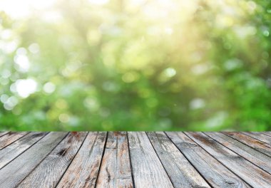Doğal arka plan bulanık ile boş ahşap masa