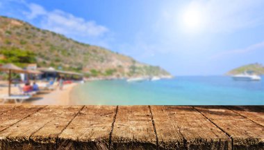 Bulanık natrural arka plan ile boş ahşap masa